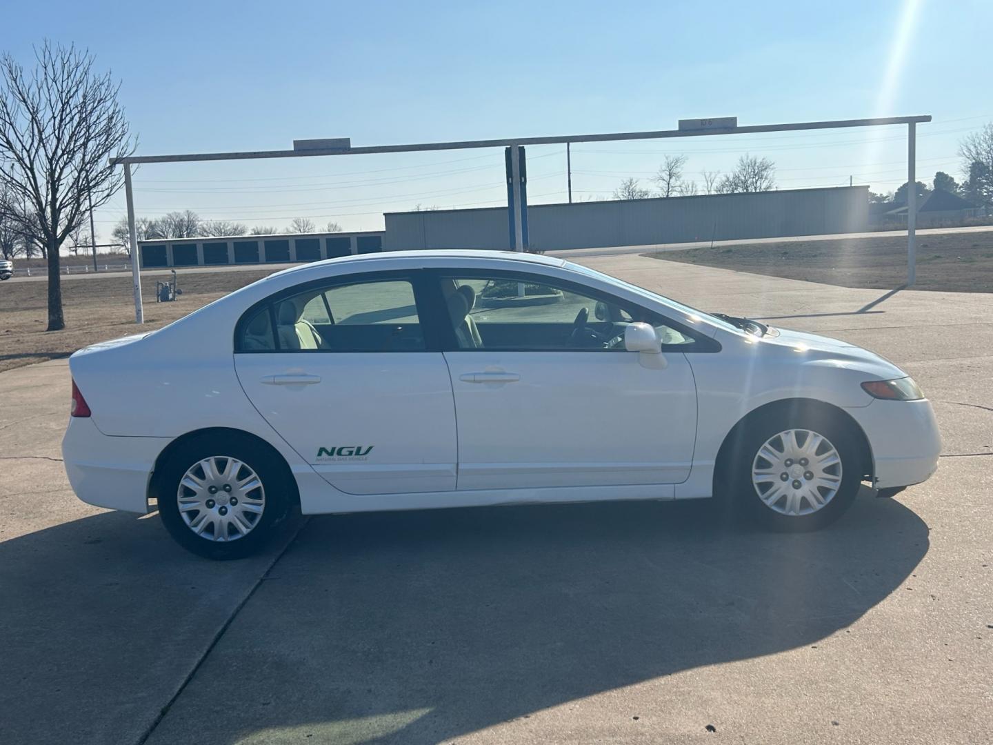 2008 White /TAN Honda Civic (1HGFA46528L) with an 1.8L L4 SOHC 16V CNG engine, AUTOMATIC transmission, located at 17760 Hwy 62, Morris, OK, 74445, (918) 733-4887, 35.609104, -95.877060 - 2008 HONDA CIVIC 1.8L FWD DEDICATED CNG (COMPRESSED NATURAL GAS) VEHICLE. FEATURES REMOTE KEYLESS ENTRY, POWER LOCKS, POWER WINDOWS, POWER MIRRORS, MANUEL SEATS, AM/FM RADIO, CD PLAYER, USB, AUX, 12V POWER OUTLET, CRUISE CONTROL, TRACTION CONTROL, CLOTH SEATS, 195/65R15 TIRES. ONLY 64,943 MILES AND - Photo#3